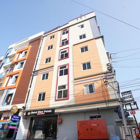 Hotel Blue Petals Shamshabad Bagian luar foto