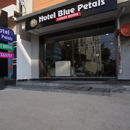 Hotel Blue Petals Shamshabad Bagian luar foto