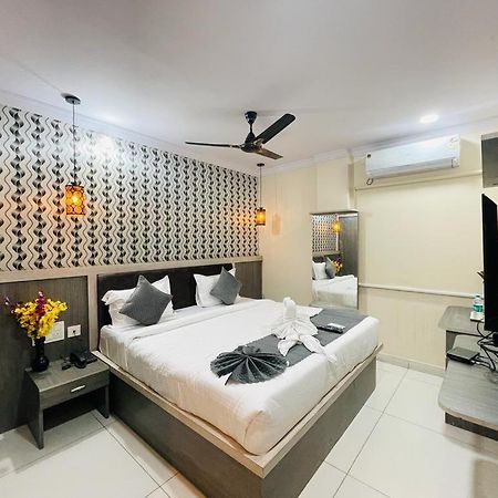 Hotel Blue Petals Shamshabad Bagian luar foto