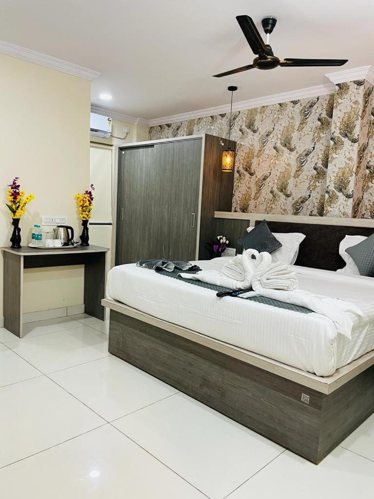 Hotel Blue Petals Shamshabad Bagian luar foto