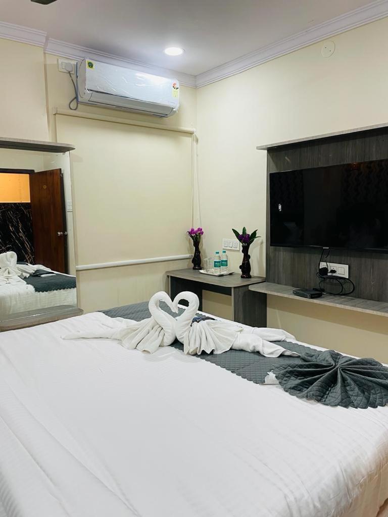 Hotel Blue Petals Shamshabad Bagian luar foto