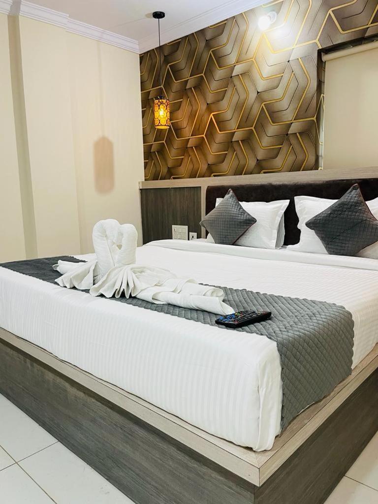 Hotel Blue Petals Shamshabad Bagian luar foto