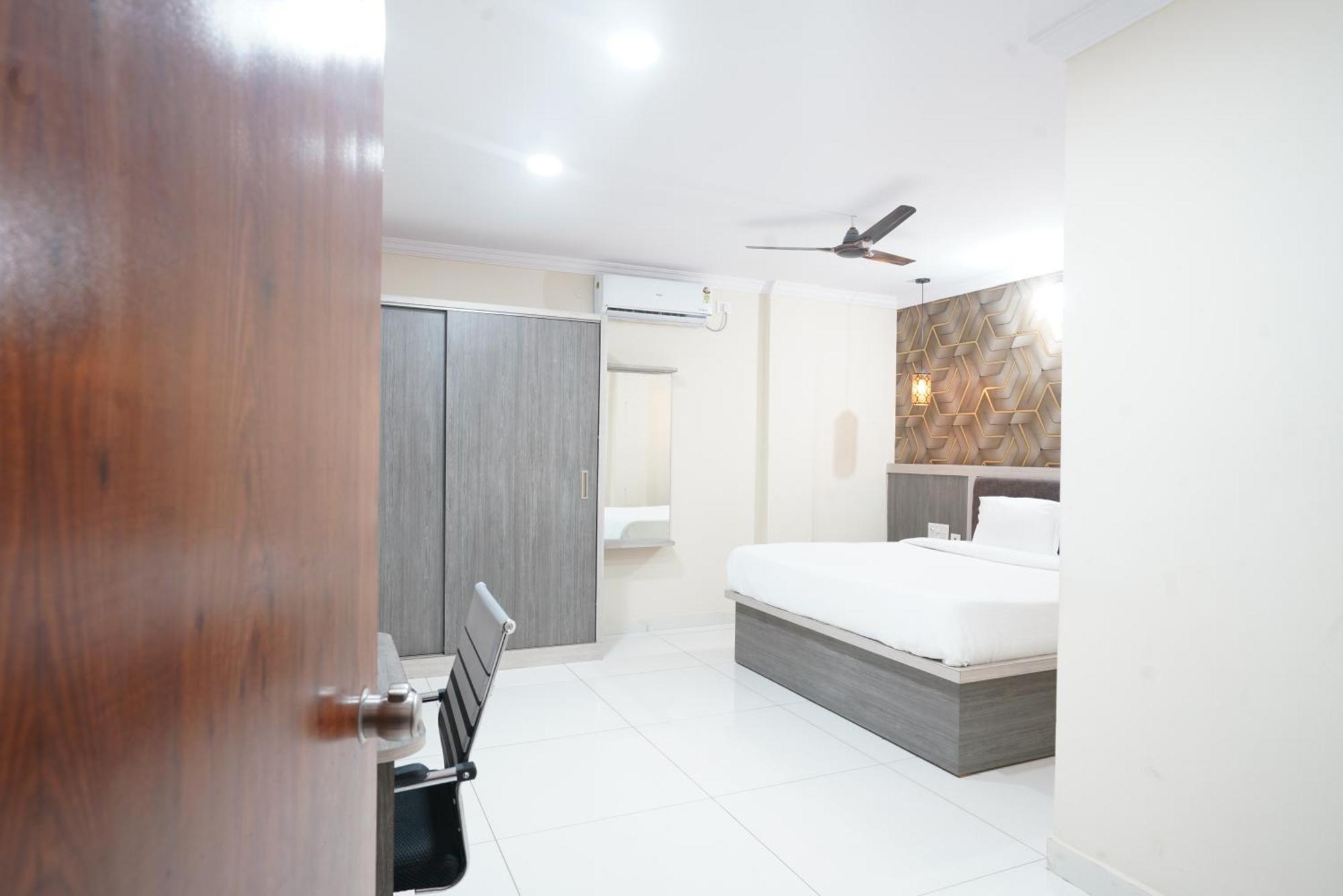 Hotel Blue Petals Shamshabad Bagian luar foto