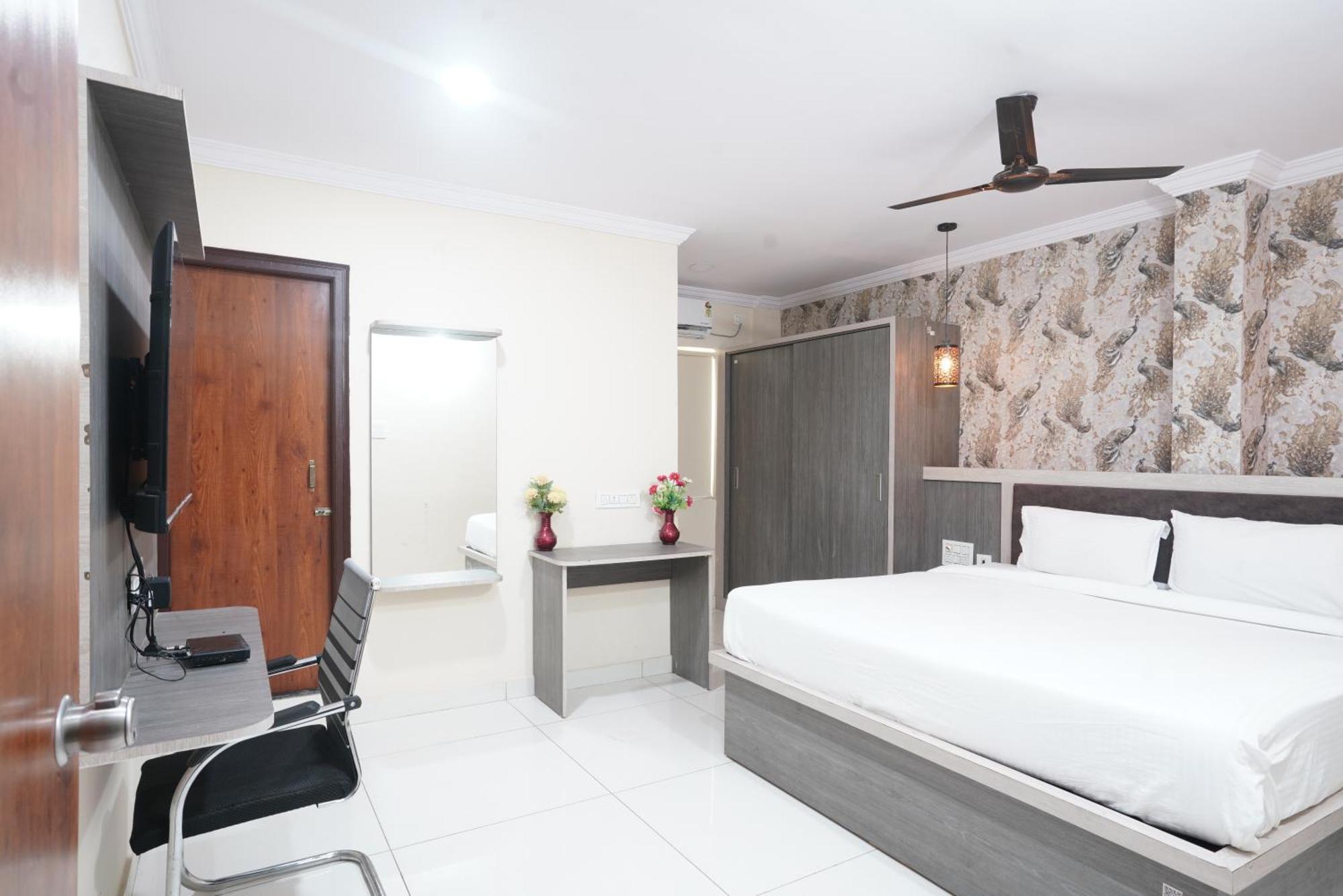 Hotel Blue Petals Shamshabad Bagian luar foto