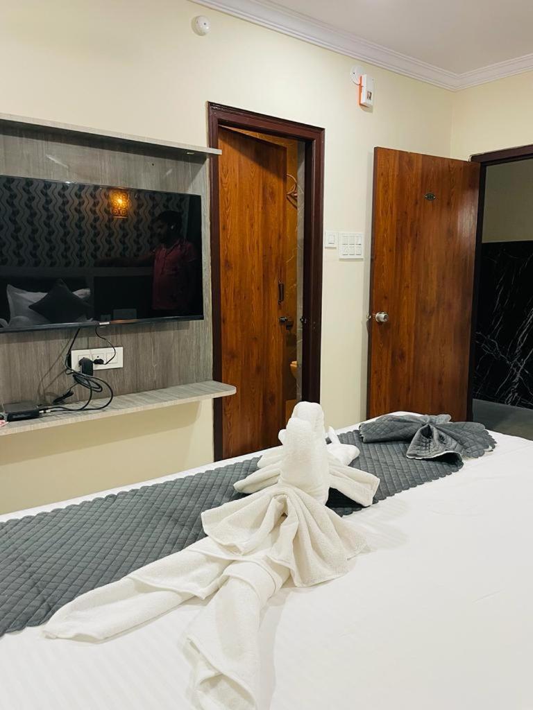 Hotel Blue Petals Shamshabad Bagian luar foto