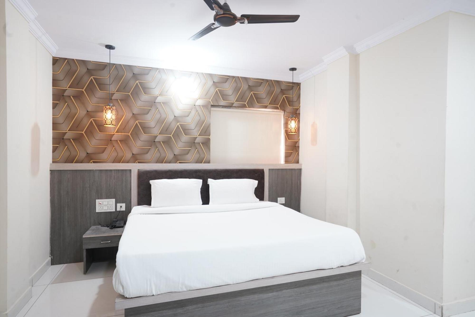 Hotel Blue Petals Shamshabad Bagian luar foto