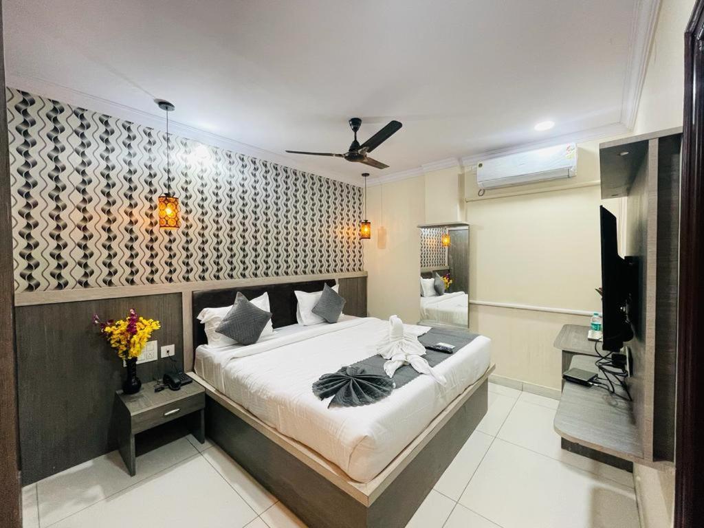Hotel Blue Petals Shamshabad Bagian luar foto