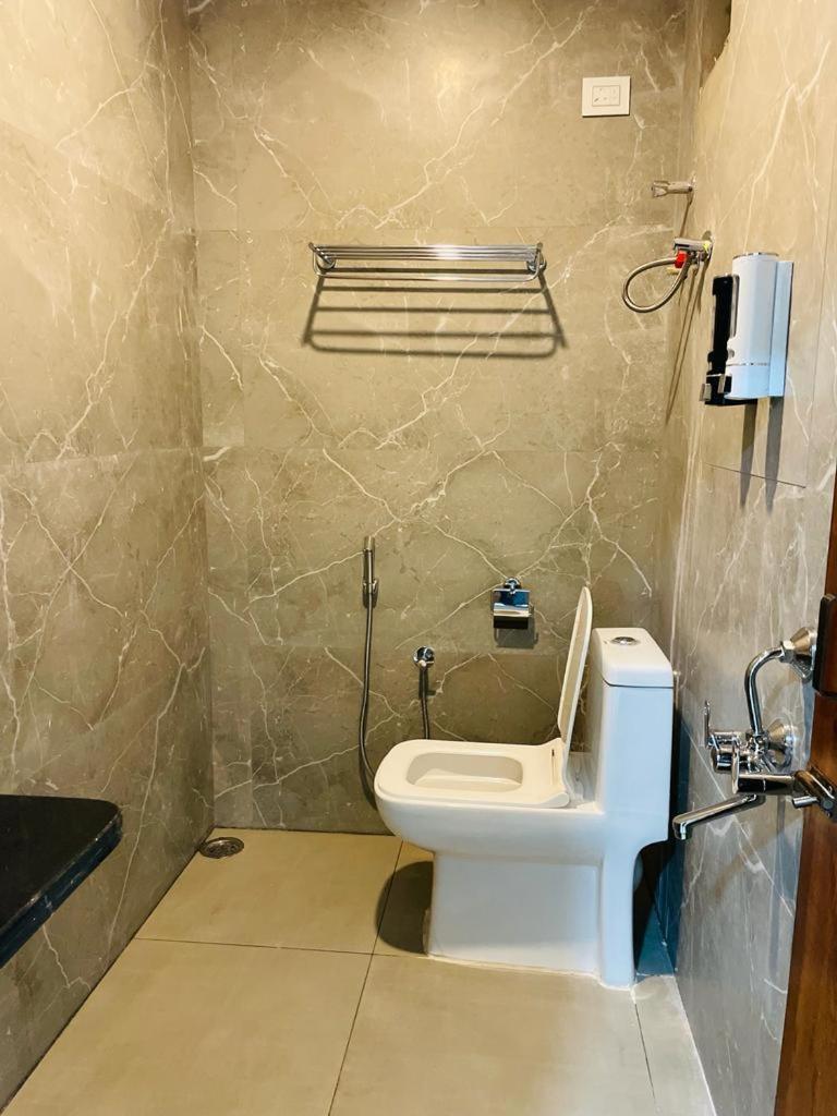 Hotel Blue Petals Shamshabad Bagian luar foto