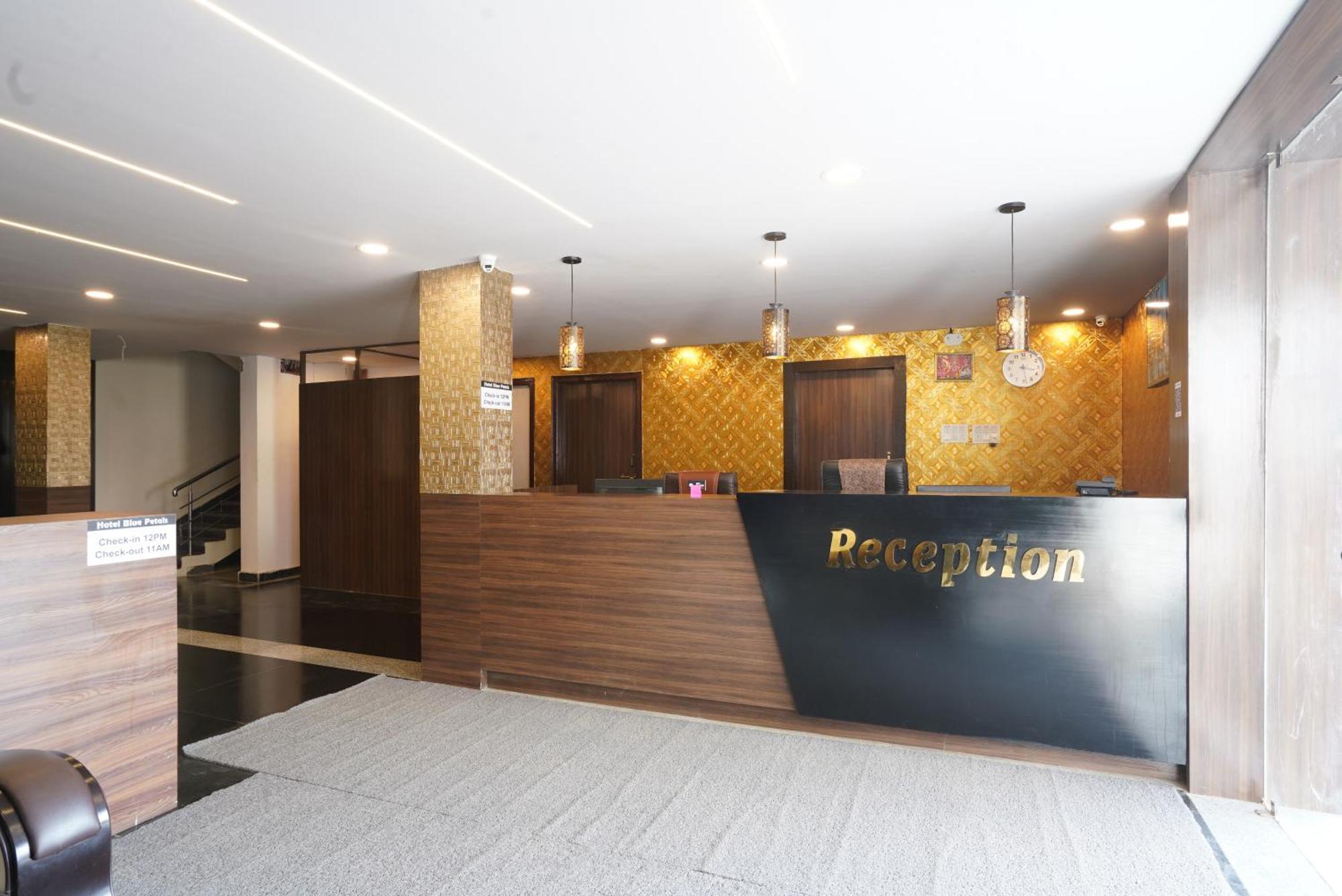 Hotel Blue Petals Shamshabad Bagian luar foto